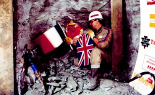Le 1er décembre 1990, Philippe Cozette (à droite) et Graham Bell effectuaient la jonction du tunnel sous la Manche.
