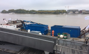 La barge sert à collecter les déchets à bord des bateaux fluviaux et de croisières;
