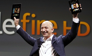 Le patron d'Amazon, Jeff Bezos, présente la tablette Kindle Fire, en septembre 2012.