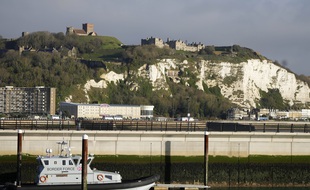 Un bateau des garde-côtes britanniques à côté de Douvres.