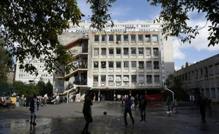Des migrants jouent au football dans la cour du lycée Jean-Quarré, le 6 octobre 2015 à Paris