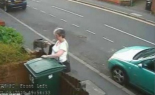 Mary Bale, qui caresse le chat, le jettera quelques instants plus tard dans la poubelle.