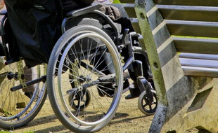 Un homme en fauteuil roulant (illustration)