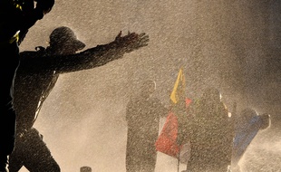 Les forces de l'ordre ont sorti les lances à eau pour disperser les manifestants.