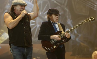 Le chanteur Brian Johnson et le guitariste Angus Young du groupe ACDC, en concert à Rosemont dans l'Illinois, aux Etats-Unis, le 30 octobre 2008.