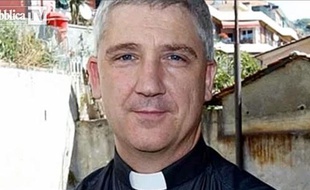 Capture d'écran d'une vidéo de la «Repubblica» présentant la photo du père Piero Corsi, prêtre à San Terenzo (Italie).