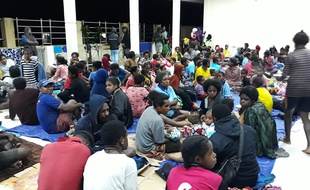 Des habitants rassemblés dans un refuge à Sentani, dans la région indonésienne de Papouasie, après des inondations qui ont fait au moins 50 morts, le 17 mars 2019.