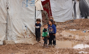 Des enfants réfugiés syriens dans un camp à la frontière entre la Turquie et la Syrie le 29 janvier 2021.