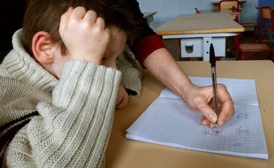 De plus en plus de voix s'élèvent en France pour mettre en cause le système de notation des élèves, en particulier à l'école primaire, accusé d'accentuer l'échec scolaire en décourageant au lieu de mettre en confiance et valoriser.
