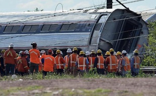 Les sauveteurs autour du train qui a déraillé le 13 mai 2015 à Philadelphie