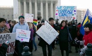 Des manifestants pro-mariage gay devant la Cour suprême américaine, le 26 mars 2013, alors que les neuf juges examinent deux recours légaux.