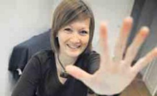 Contre la suprématie des droitiers, Rachel Pierron met la main à la pâte.