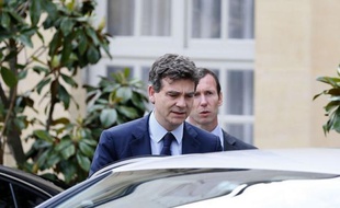 Le ministre du Redressement productif, Arnaud Montebourg, va "regarder" le dossier sensible de l'exploitation du gaz de schiste en France, sans toutefois le "rouvrir", a-t-on appris vendredi auprès de son cabinet.
