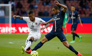 L'attaquant brésilien du PSG Lucas contre Caen, le 14 février 2015 au Parc des Princes.