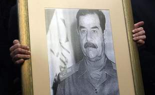 Une décennie après la capture de Saddam Hussein, l'Irak porte toujours le fardeau de l'héritage du dictateur exécuté: conflits, sanctions, bureaucratie, corruption et répression.