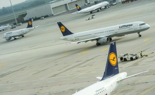 Des avions de la compagnie Lufthansa restent sur le Tarmac de l'aéroport de Munich en Allemagne, le 8 septembre 2015