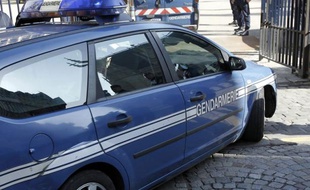Le maire de Baliros (Pyrénées-Atlantiques), Jacques Robert, 74 ans, a été mis en examen jeudi matin pour détention d'images à caractère pédopornographique et pour corruption de mineurs de moins de 15 ans, parmi lesquels ses propres enfants de 7 et 10 ans, a indiqué le parquet de Pau.
