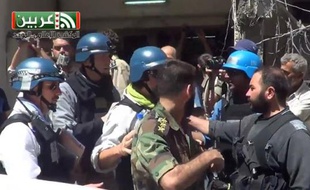 Photo prise à partir d'une vidéo diffusée par Arbeen press office montrant des membres de l'ONU dans l'Est de Bagdad chargés de vérifier si il y a des traces d'armes chimiques, le 28 août 2013