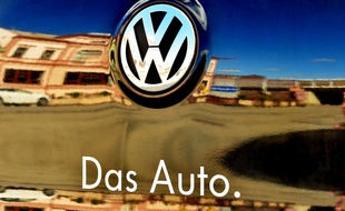 Le logo d'une voiture Volkswagen.