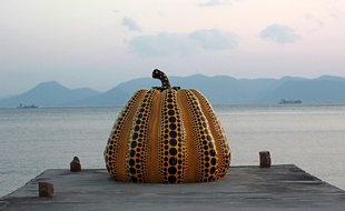 Une citrouille géante de l’artiste Yayoi Kusama accueille les visiteurs.