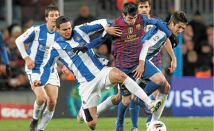 La carrière du défenseur (qui tacle le Barcelonais Cuenca) a décollé cette saison avec l'actuel 16e de la Liga espagnole.