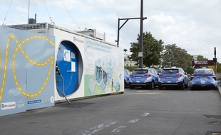 Une station hydrogène à Paris où se rechargent plusieurs taxis de la capitale.
