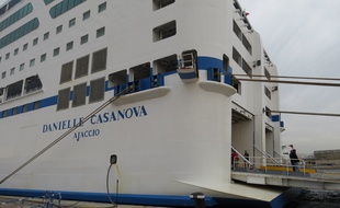 Un bateau de la SNCM à Marseille.