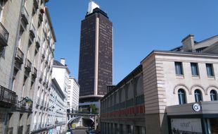 La tour Bretagne, au fond, avec sa rampe d'accès inutilisée.