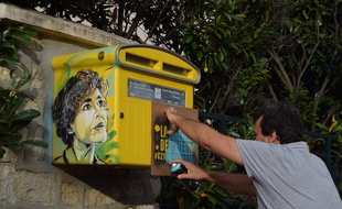 Le street artist C215 réalise un pochoir de Claudie Haigneré au Bourget (Seine-Saint-Denis) pour l'exposition-parcours «La Légende des cieux».