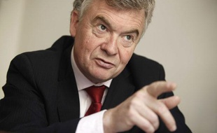 Jean-Paul Garraud, deputé UMP de Gironde, dans son bureau à l'Assemblée nationale, à Paris, le 4 mai 2010.