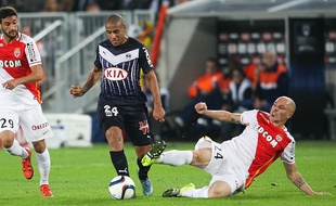 Wahbi Khazri échappe à Andrea Raggi lors du match entre les Girondins et Monaco le 8 novembre 2015.