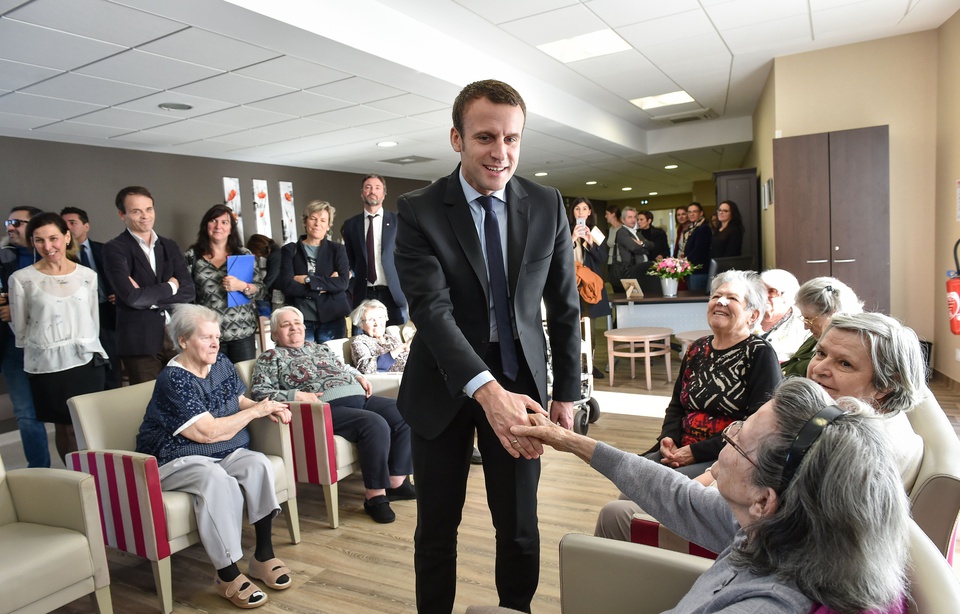 Emmanuel Macron tente de reconquérir les retraités 960x614_emmanuel-macron-campagne-maison-retraite-talence-13-decembre-2016
