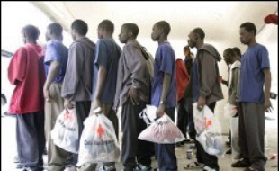 Le gouvernement espagnol, excédé par la déferlante record d'immigrants clandestins aux Canaries, a tapé lundi du poing sur la table en avertissant les pays africains d'origine qu'il allait exiger l'application des accords signés.