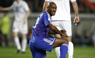 La pression du match oblige Anelka à poser un genou à terre.