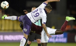 Duel acrobatique entre l'attaquant du TFC Andy Delort et un défenseur messin, lors du match de Ligue 1 à Metz, le 14 mai 2017.