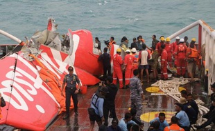 Une partie de l'avion d'AirAsia, qui s'est abîmé le 28 décembre 2014, récupérée en mer au large de Bornéo, le 10 janvier 2015