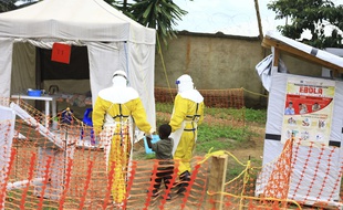 Un garçon soupçonné d'avoir le virus Ebola est emmené dans un centre de traitement à Beni, à l'est de la RDC, le 9 septembre 2018.