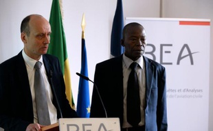 Rémy Jouty (g), directeur du BEA, et le président de la commission d'enquête du Mali, N'Faly Cissé (d) lors d'une confrence de presse au Bourget près de Paris, le 22 avril 2016