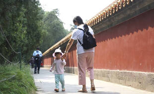 Une enfant et sa mère dans un parc de Pékin en mai 2021