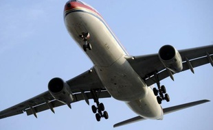 An airliner flies into Hongqiao International airport in Shanghai on January 5, 2012. Chinese airlines will not pay a charge on carbon emissions imposed by the European Union from January 1, a national aviation industry group said as the cap-and-trade scheme, which has angered the US and Chinese governments and airlines worldwide, came into force after the EU's highest court rejected a challenge brought by US carriers last month. AFP PHOTO/Peter PARKS