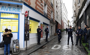 Des policiers aux abords du lycée Charles-de-Gaulle le 30/01/17 à Paris.