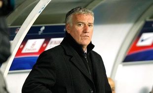 Didier Deschamps constate amèrement la defaite de l'OM face au PSG lors du clasico du 8 avril 2012 au Parc des Princes.
