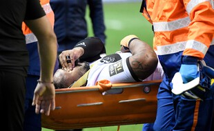 Bastareaud est sorti sur civière en larmes.