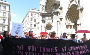 Lyon, le 2 juin 2015
Une trentaine de prostituées se sont réunies sur le parvis de l'Eglise Saint-Nizier en souvenir des 40 ans de la révolte des travailleuses du sexe.