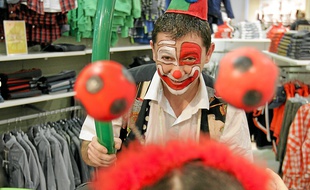 Un clown s'est occupé de distraire les enfants mercredi après-midi.
