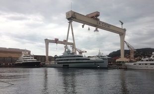 Des yachts en réparation sur le chantier naval de La Ciotat