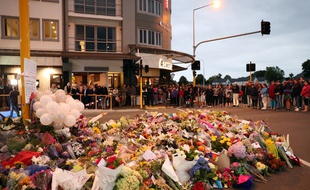 Les hommages se multiplient à Christchurch, près des deux mosquées attaquées.