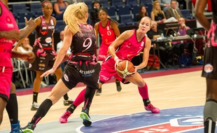 La Croate du Toulouse Métropole Basket Antonija Misura sous les yeux de sa coéquipière du TMB Olivia Epoupa (numéro 0), lors du match de Ligue féminine contre Charleville-Mézières, le 19 octobre 2014 à Paris.