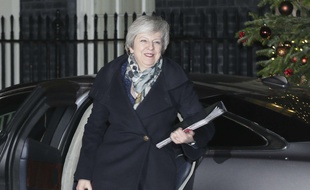 Theresa May arrive au 10 Downing Street, le 12 décembre 2018.