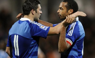 Les attaquants français Thierry Henry (à droite) et André-Pierre Gignac, lors de leur victoire face aux iles Féroé, le 10 octobre 2009 à Guingamp.